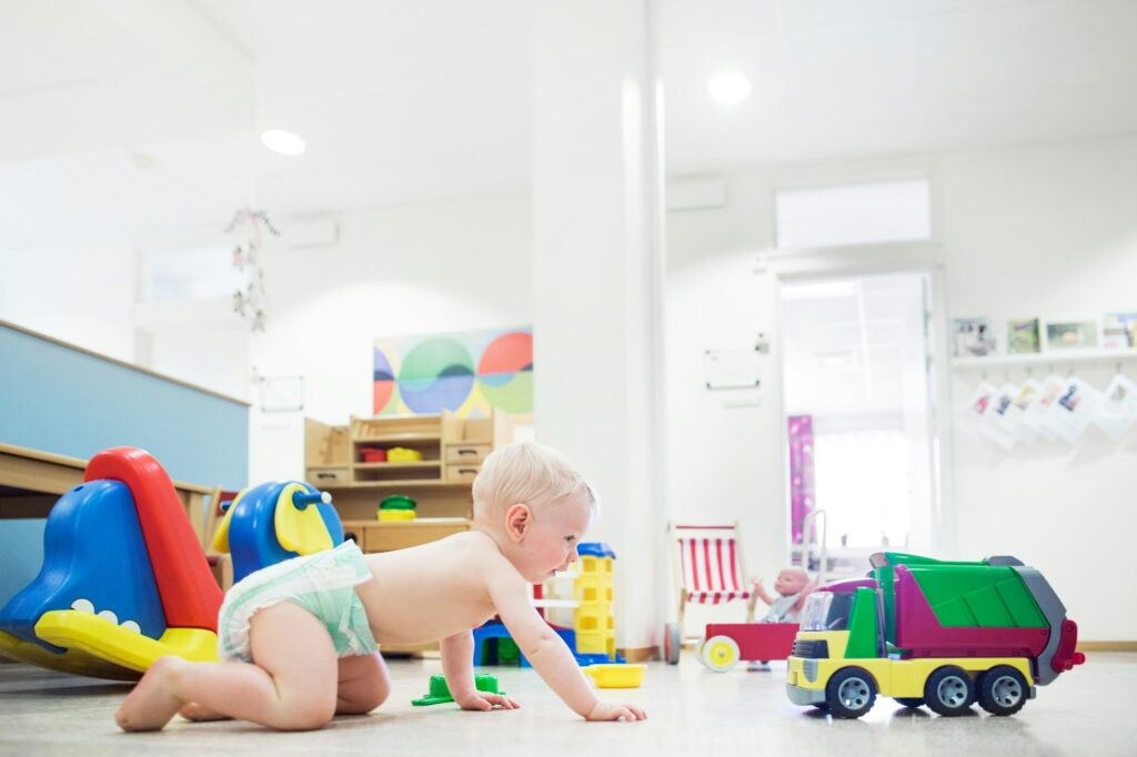 Baby playing (6-11 months)